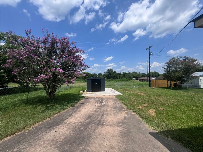 Building Photo - 802 Hillside Dr