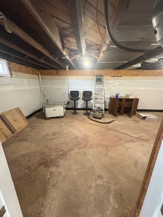 Building Photo - COMPLETE Remodel 2 Bedroom / 1 Bath House