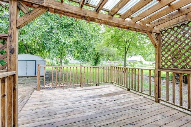 Building Photo - 516 E Rickenbacker Dr