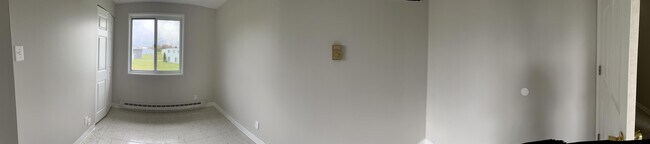 Building Photo - 11 Birchwood Dr