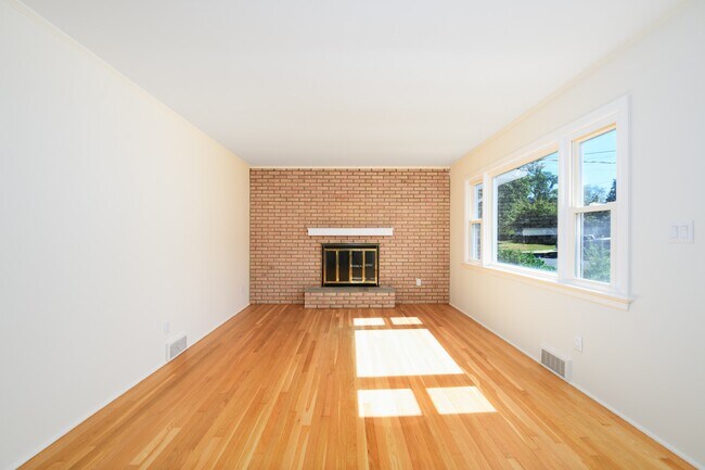 Building Photo - 361 Meadowbrook Ave