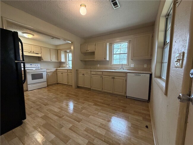 Building Photo - 2255 E Huntsville Rd