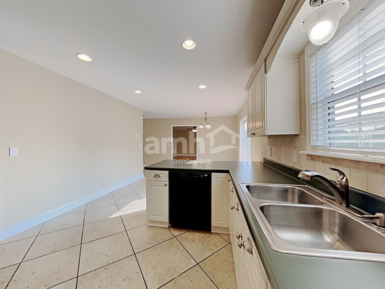 Building Photo - 1068 Blairfield Dr