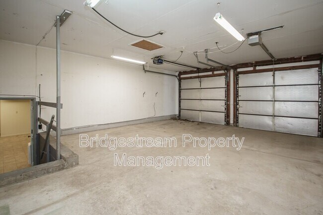 Building Photo - 2421 Bentree Ct