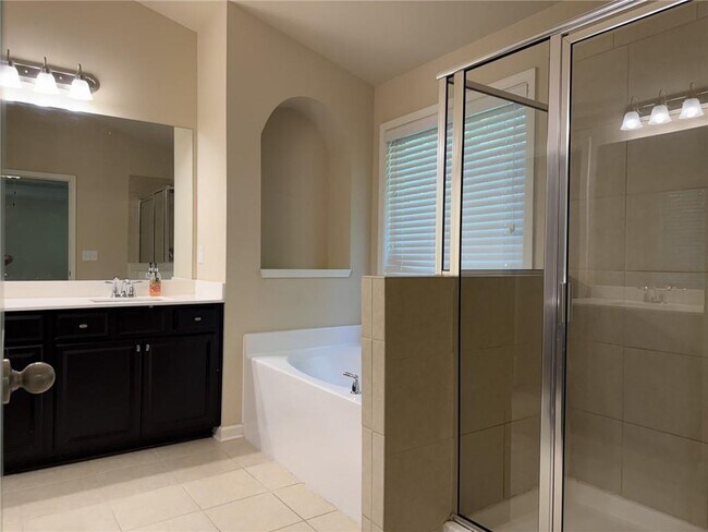 Building Photo - 3160 Cross Creek Dr