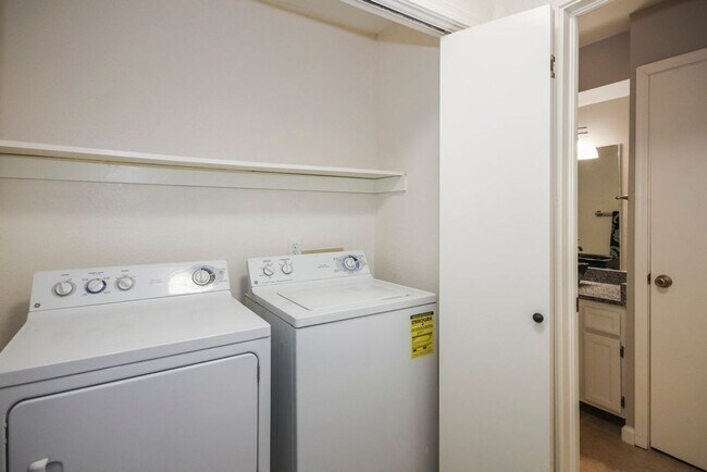 Building Photo - 2 Bed / 1 Bath Condo South Tulsa - Availab...