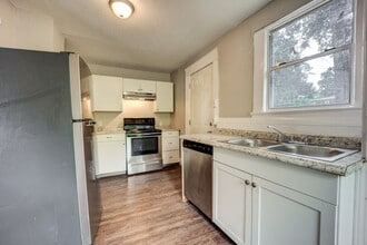 Building Photo - Freshly Updated 2 Bedroom House