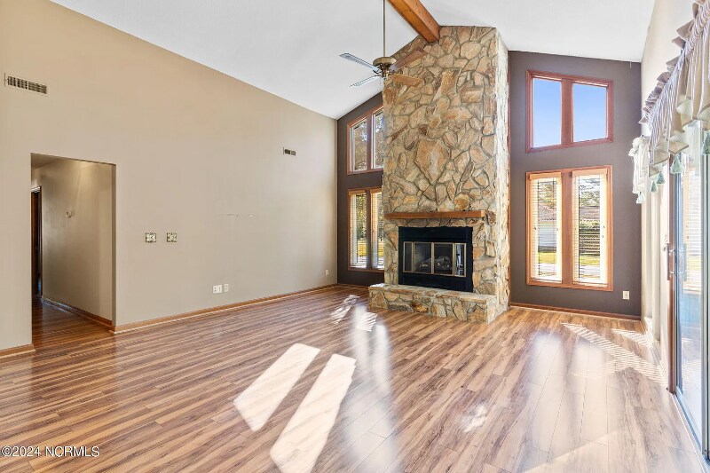 Building Photo - 10 Sandtrap Dr