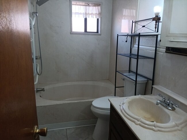 Building Photo - 3 Bedroom, 2 Bathroom Home! Schedule a Showing Soon!