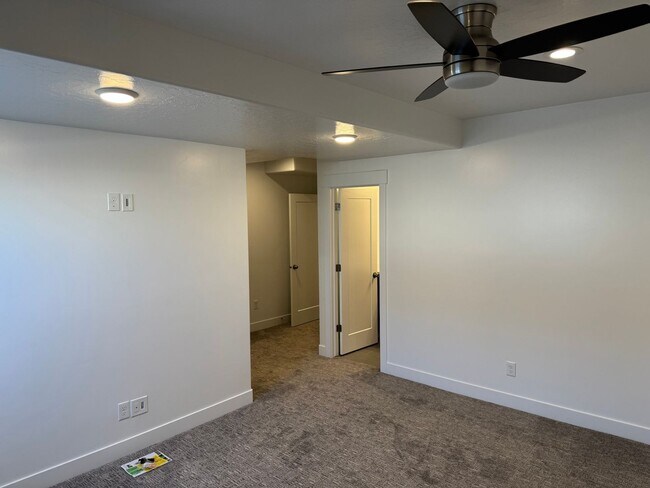 Building Photo - 3 Bedroom 2 Bathroom -Basement Apartment-Saddlebrook Dr. Santaquin