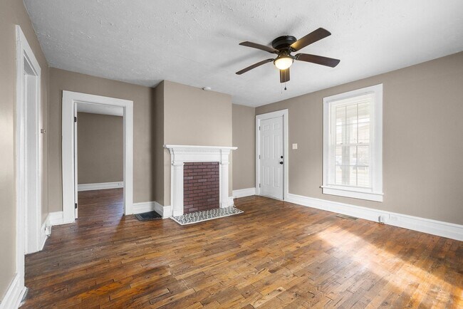 Building Photo - 2 Bedroom Pet Friendly Home For Rent Near APSU!