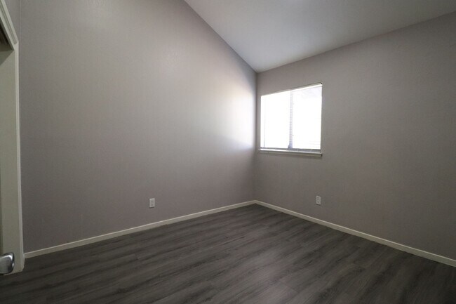 Building Photo - Spacious Northpointe Condo – 3 Bedrooms + Office | 3 Baths | Attached 2-Car Garage