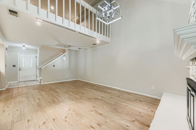 Building Photo - Stylish Townhome with Loft, Fireplace & Ga...