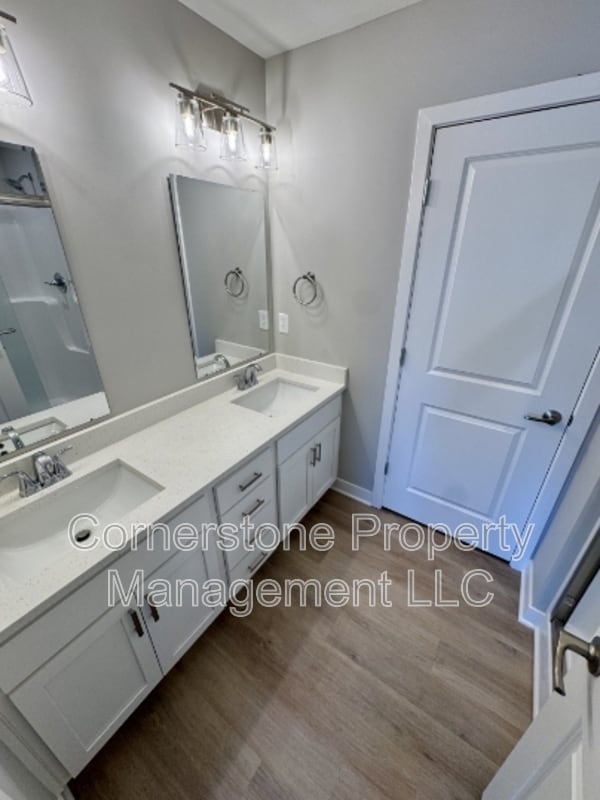 Building Photo - 8431 Valley Spring Dr