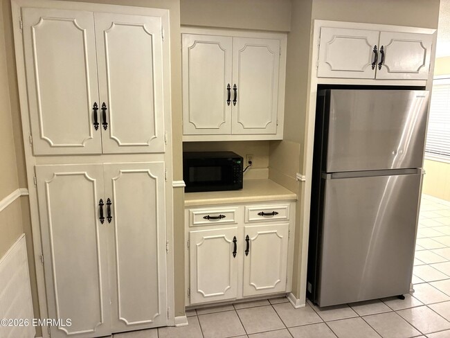 Building Photo - 8410 Cedar Ridge Cir