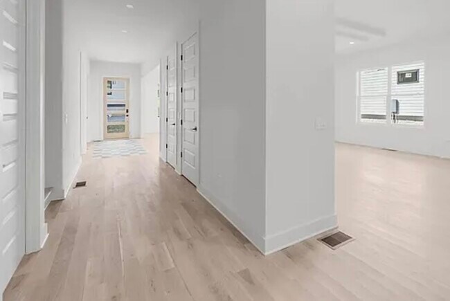 Building Photo - 2323 Carter Ave