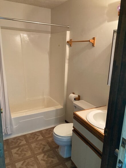 bathroom - 203 S Center St