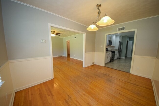 Building Photo - Cute and UPDATED 3 bed 2 bath home near GREAT SCHOOLS.