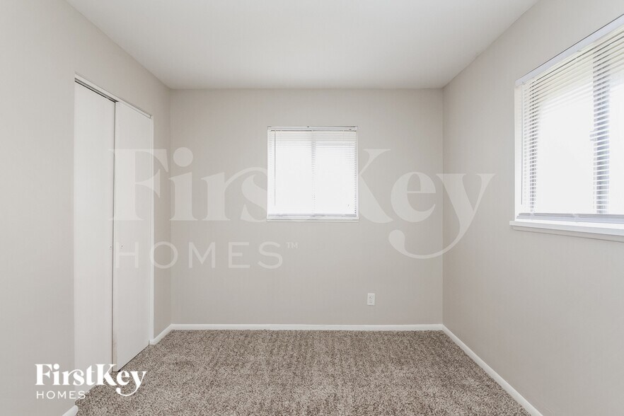 Building Photo - 221 Grovewood Dr
