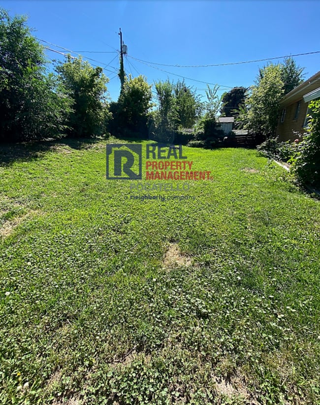 Building Photo - 3 Bedroom 1 Bath Home - 1 car garage - PET...