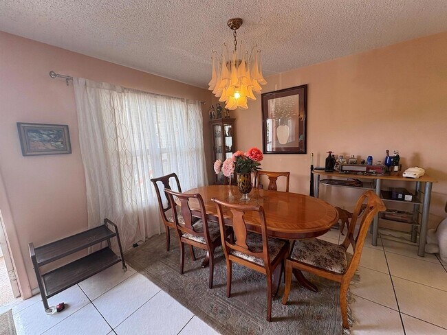 Building Photo - 202 Greenbrier C