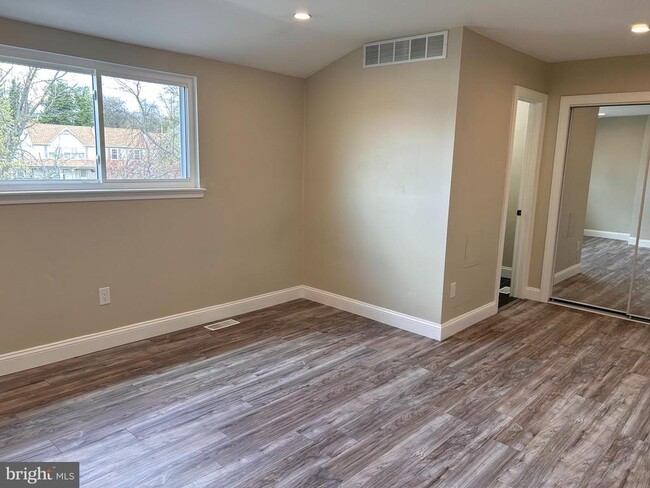 Building Photo - 287 Knoll Dr