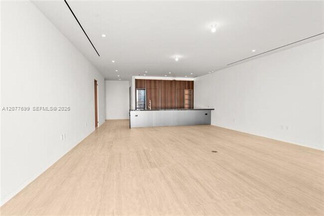 Building Photo - 5 Grove Is