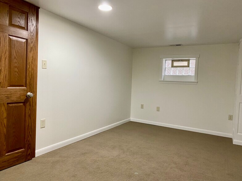Building Photo - 2346 W Dickens Ave