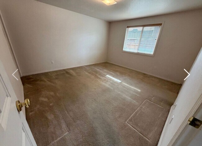 Building Photo - 3 bed|2 bath house with NEW PAINT & CARPET!