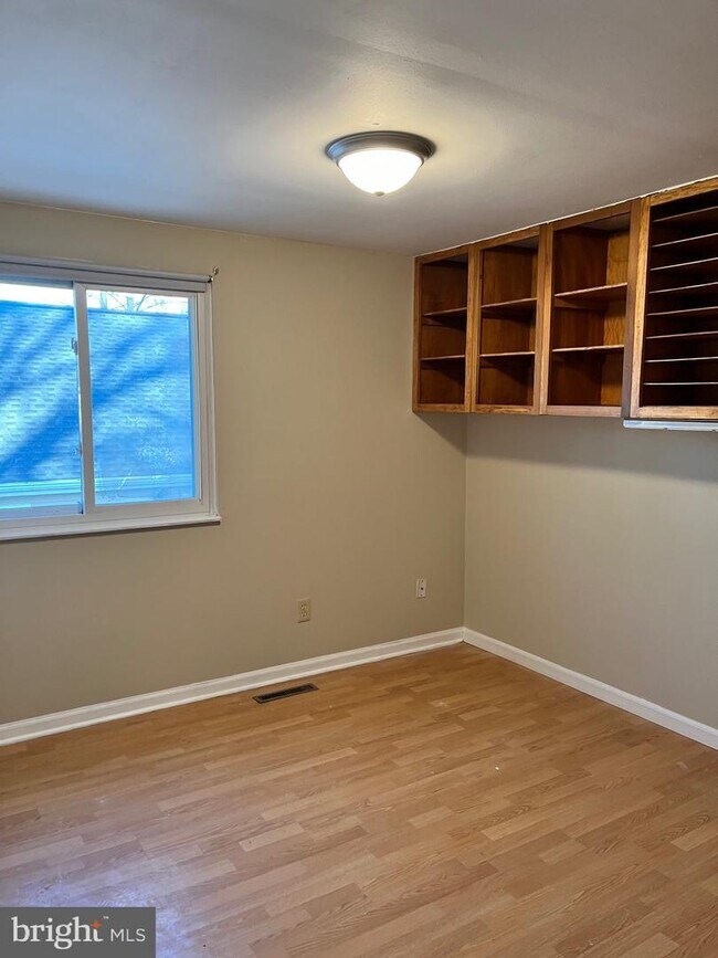 Building Photo - 5525 Larch St