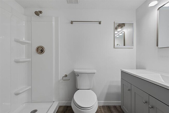 Building Photo - 60 Club House Dr