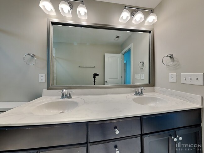 Building Photo - 653 Lakemont Dr