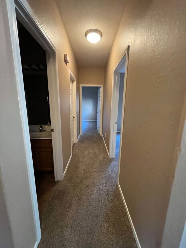 Building Photo - Desirable Chandler Location!