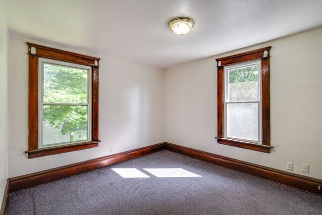 Building Photo - 485 Allyn St