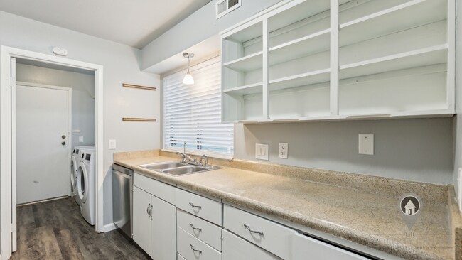 Building Photo - Charming Updated Gem Near Quail Springs!