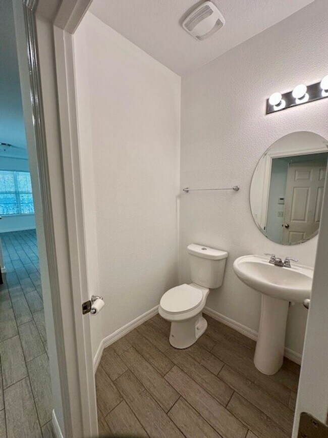 Building Photo - 4 bed 2.5 bath in WINDERMERE TRAILS!