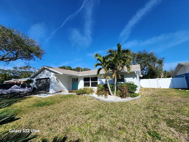 Building Photo - Beautiful Beachside Pool Home