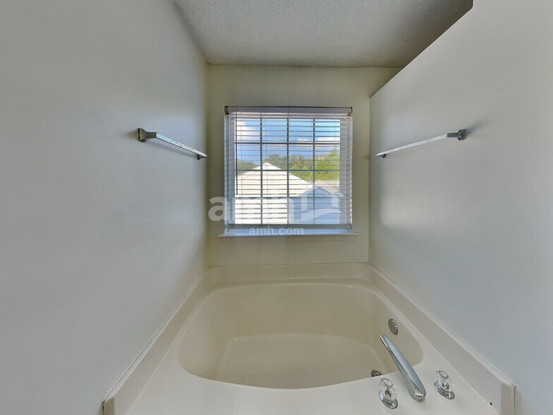 Building Photo - 1003 Glen Hollow Dr