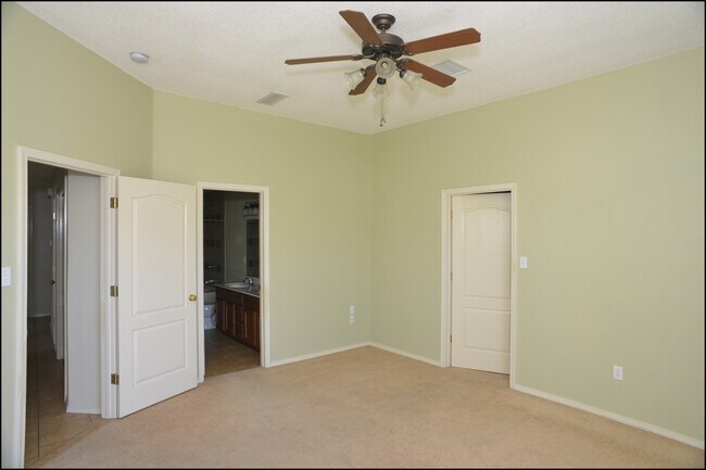 Building Photo - 10045 Paloma Dr
