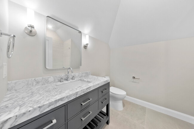 Building Photo - 389 Spring Unit# C