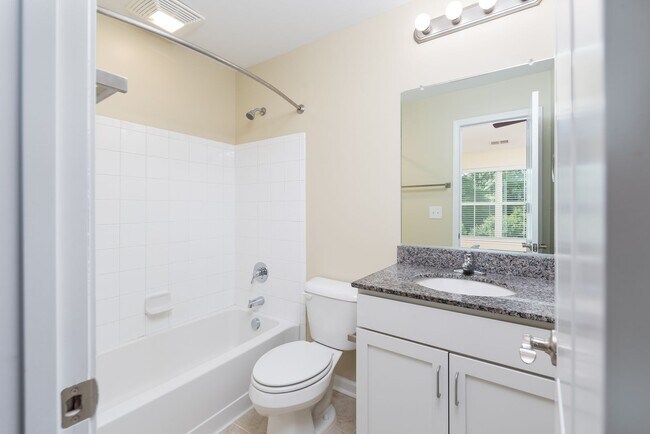 Building Photo - 3 Bedroom Townhouse Style Apartments END U...