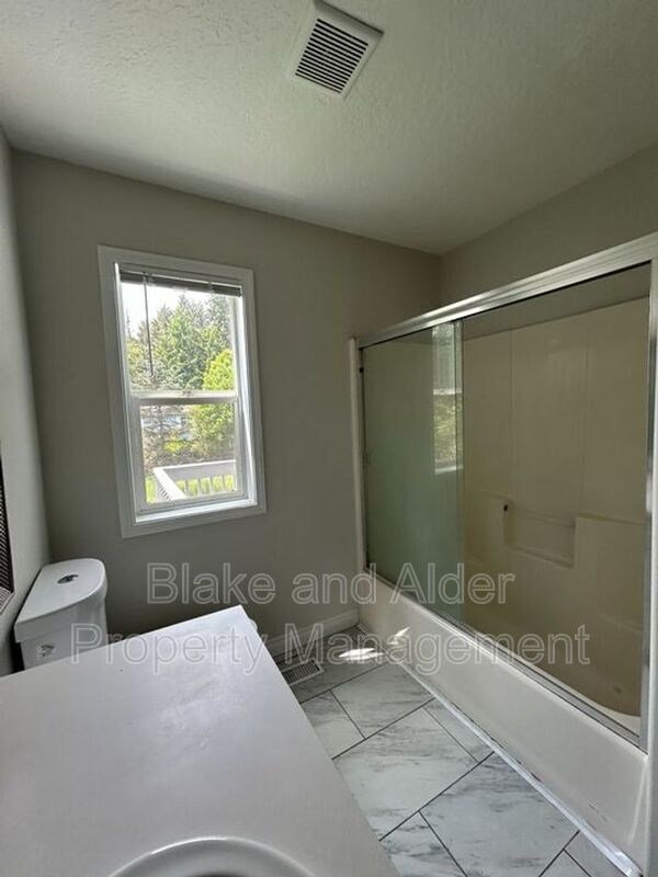 Building Photo - 5609 SE 117th Ave