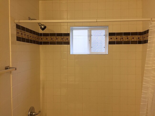 Building Photo - 406 N 2nd St