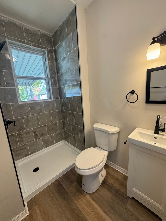 Building Photo - 714 Clinton Ave