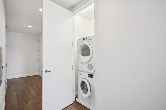 Building Photo - 148 1st St