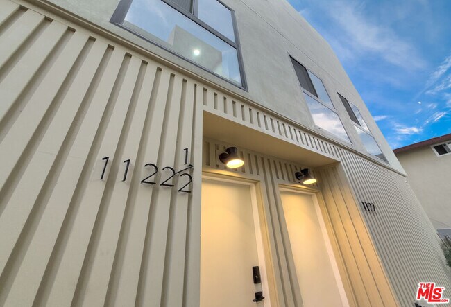 Building Photo - 1122 Beachwood Dr
