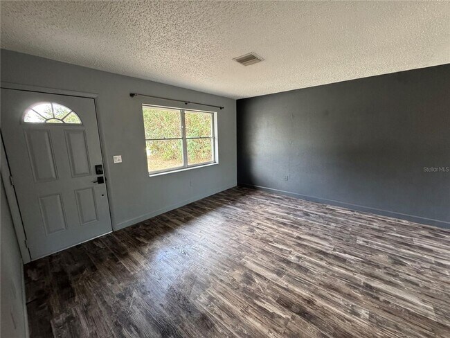 Building Photo - 3Br/1Ba With Large Fenced Back Yard