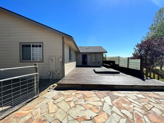 Building Photo - BEAUTIFUL Mountain Home