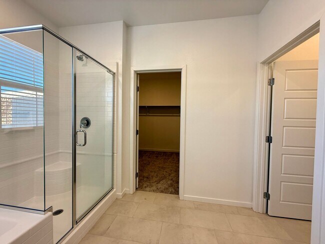 Building Photo - 4 BED 3.5 BATH 2 CAR GARAGE HOME w/ LOFT, ...