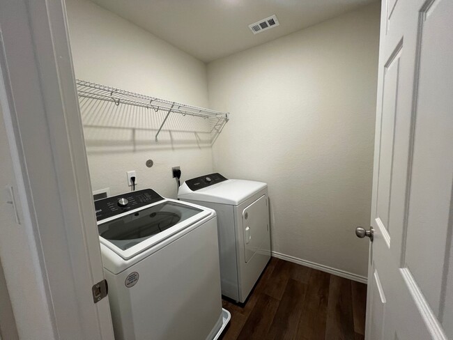 Building Photo - Stunning 4 bdrm Two-Story in  NBTX